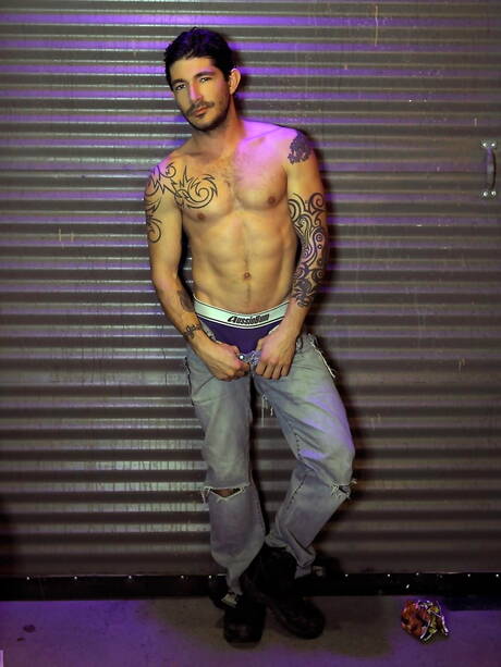 Il fusto americano Johnny Hazzard gioca con il cazzo