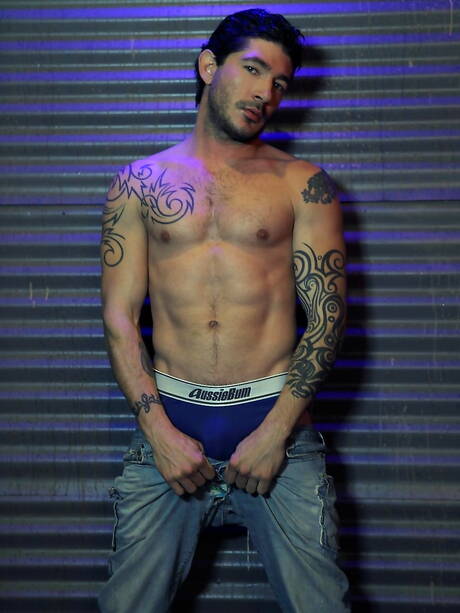 Il fusto americano Johnny Hazzard gioca con il cazzo