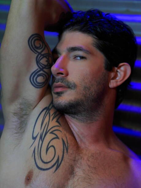 Il fusto americano Johnny Hazzard gioca con il cazzo