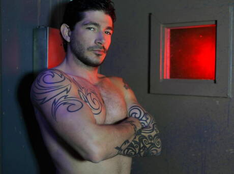 Il fusto americano Johnny Hazzard gioca con il cazzo