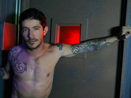 Il fusto americano Johnny Hazzard gioca con il cazzo