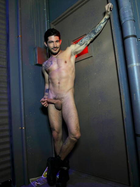 Il fusto americano Johnny Hazzard gioca con il cazzo