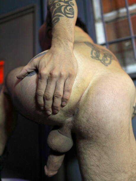 Il fusto americano Johnny Hazzard gioca con il cazzo