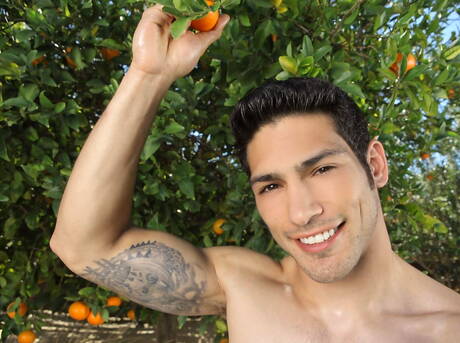 ブルロビー・ベガが屋外でチンコを弄ぶ