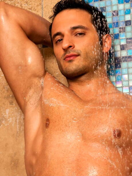 Le culturiste Rafael Gallo se branle sous une douche chaude
