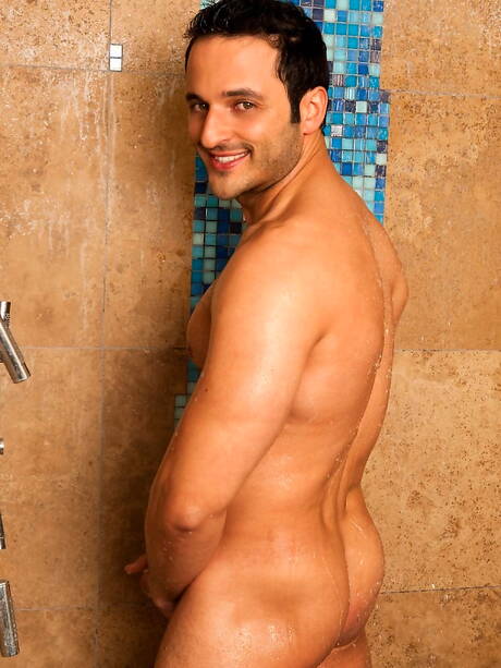 Bodybuilder Rafael Gallo wanking in hot shower