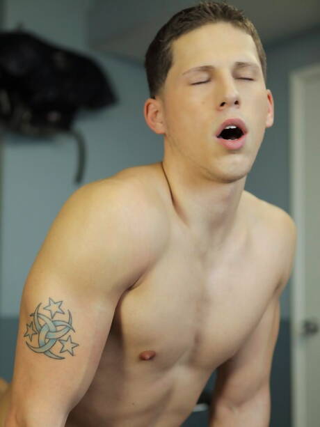 Blake Powell and american husky guy Roman Todd have a hot couple scene