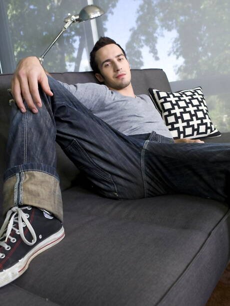 Stoere Anthony Wolfe speelt met zijn pik