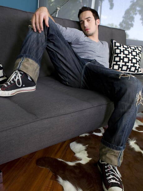 Stoere Anthony Wolfe speelt met zijn pik