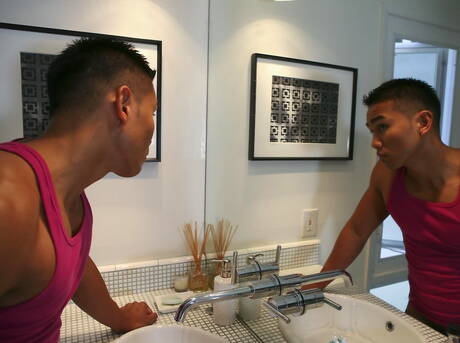 El guapo americano Dawson Riley y el corpulento Johnny Angel tienen un buen sexo oral en la ducha