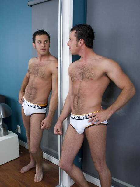 Il muscoloso Jonathan Bartell gioca con il cazzo