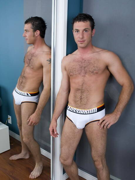 Il muscoloso Jonathan Bartell gioca con il cazzo