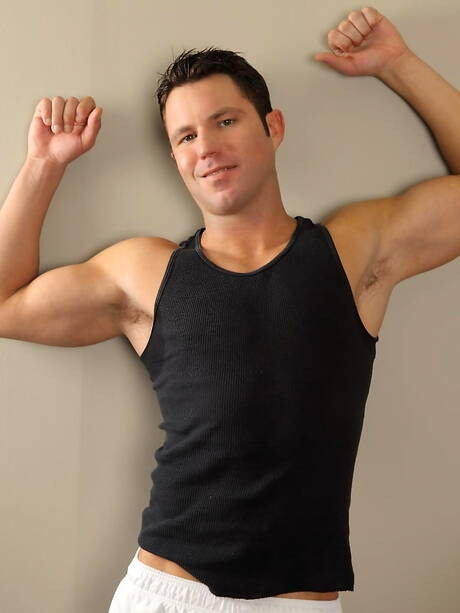 Curtis Mccoy e o musculoso americano Travis James em cena interracial de chupada de rola