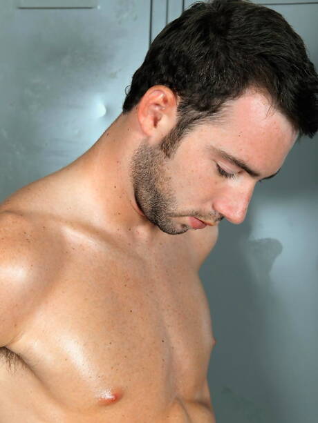 Der amerikanische Hengst Hayden Clark zieht sich aus und zeigt seinen Hintern