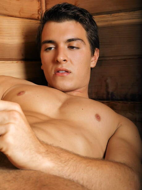 Hengst Ricky Case spielt mit Sexspielzeug im Bad