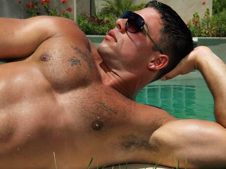 American stud Derek Atlas posing nude and showing tight butt in the pool