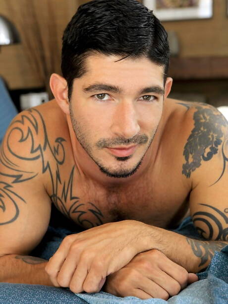 Due ragazzi americani, il bel ragazzo Jarrett Rex e il forzuto Johnny Hazzard, si fanno una bella scopata anale