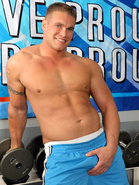 Randy Blue: 미국 포르노 스타 매력적인 남자 브라이스 터커와 관능적인 친구 제이 스톤이 멋진 구강 성교를 즐긴다