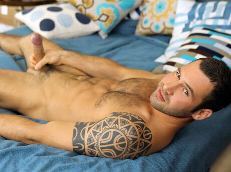 Il super stallone Ryan Stack posa nudo e mostra un bel sedere all