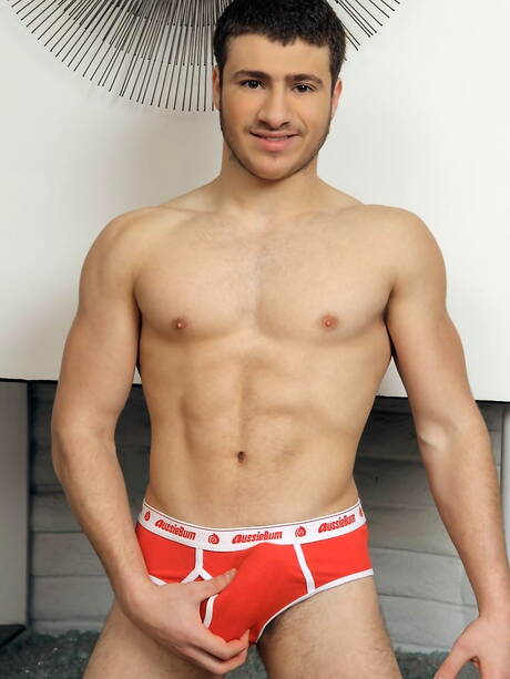 Lo stallone Vinny Dias stuzzica il suo cazzo