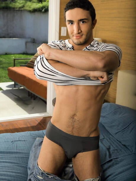 エース・デカルロとアメリカ人の筋肉質なブレット・スワンソンが屋外でフェラチオした後にファックする