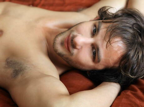 スーパースタッドのカート・マディソンが服を脱いでタイトなお尻を見せる