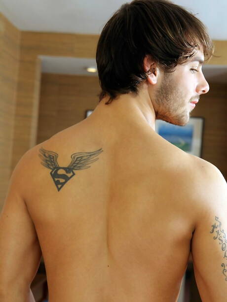 スーパースタッドのカート・マディソンが服を脱いでタイトなお尻を見せる