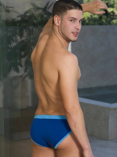 O forte americano Dominic Brown e o musculoso negro Micah Brandt em uma foda interracial ao ar livre