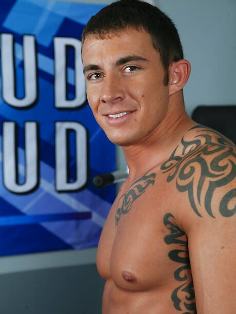 Randy Blue: Der heiße amerikanische Bodybuilder Richard Pierce und der Hengst Travis James haben einen guten Oralsex