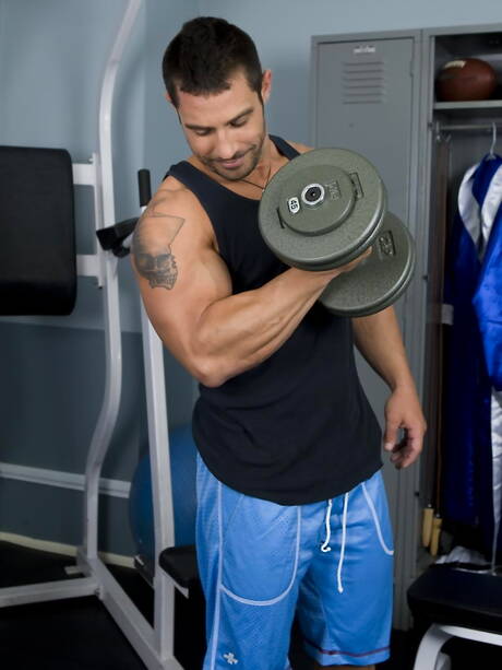 Le culturiste américain Cayden Ross montre un corps musclé