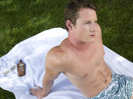 強壯的史蒂文·格雷在戶外挑逗他的陰莖