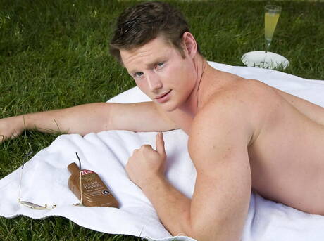 強壯的史蒂文·格雷在戶外挑逗他的陰莖