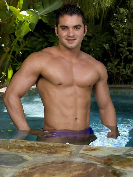 O musculoso Gunner Pierce se masturbando na piscina