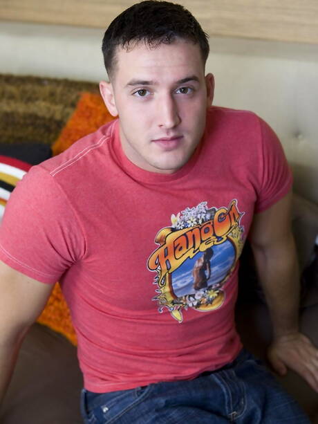 O lindo garoto americano Chris Rockway e o garanhão Mike West fazem amor