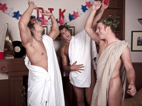 Orgie gay entre mecs musclés sur un canapé