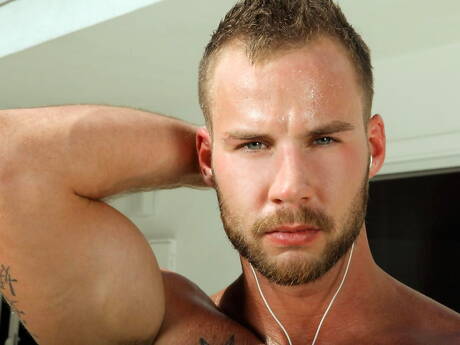 Zwei amerikanische Jungs, der große Chris Bines und der kräftige Hayden Clark, haben guten Oralsex im Freien