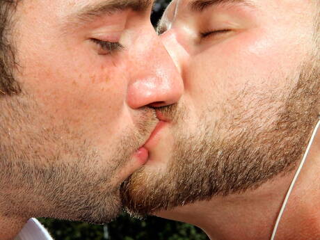 Zwei amerikanische Jungs, der große Chris Bines und der kräftige Hayden Clark, haben guten Oralsex im Freien