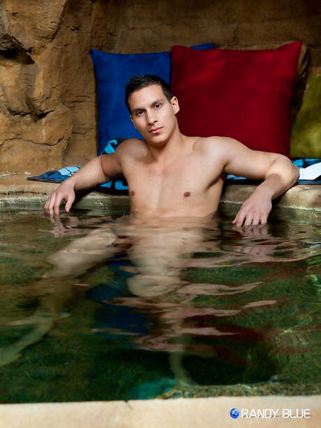 Husky guy Sonny Nash posing nude and showing tight butt at the pool