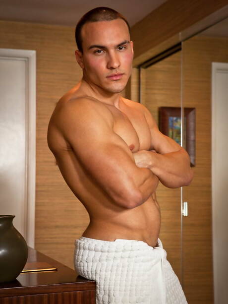 Der muskulöse Marcel Cruz wichst seinen Schwanz