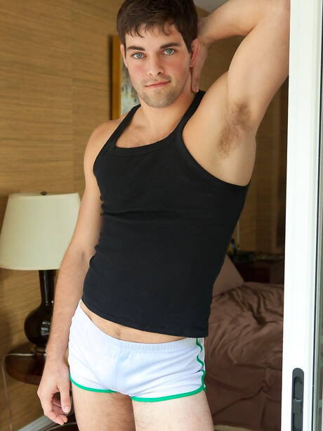 Hengst Jeff Carrington posiert nackt und zeigt heißen Hintern