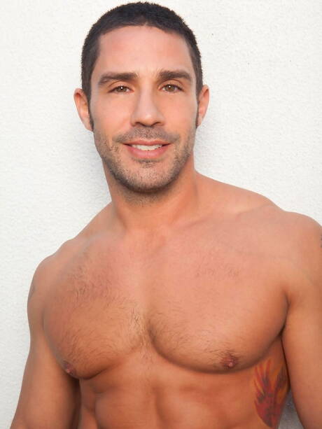 Die muskulösen Amerikaner Cayden Ross und Tyrese Hunter ziehen sich aus und zeigen ihren Hintern im Freien