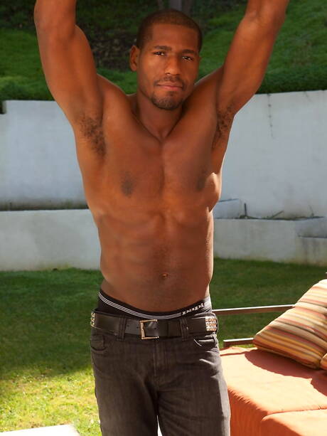 Amerykański muskularny Cayden Ross i Tyrese Hunter obnażają się i pokazują pośladki na zewnątrz