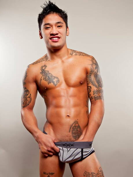 Der muskulöse Orientale Christian Thorn zieht sich aus und zeigt seinen Hintern