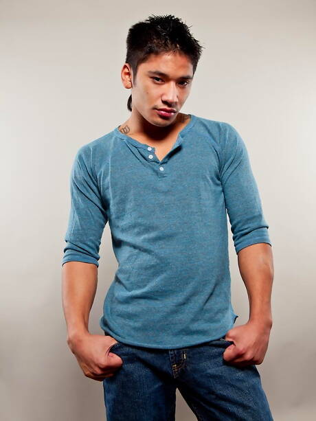 Der muskulöse Orientale Christian Thorn zieht sich aus und zeigt seinen Hintern