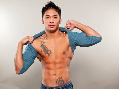 Der muskulöse Orientale Christian Thorn zieht sich aus und zeigt seinen Hintern