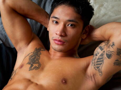 Der muskulöse Orientale Christian Thorn zieht sich aus und zeigt seinen Hintern