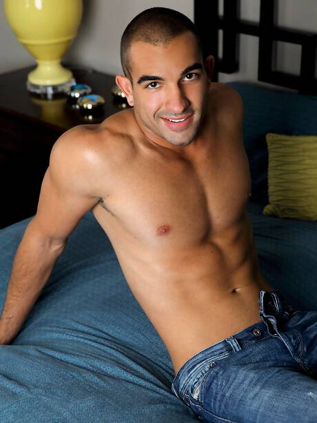 ブル・アンソニー・ケージがヌードでセクシーなお尻を披露