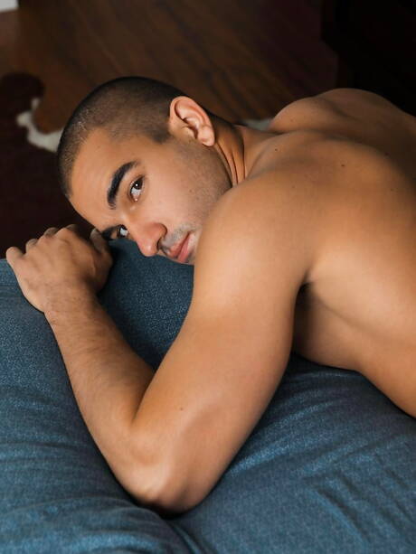 ブル・アンソニー・ケージがヌードでセクシーなお尻を披露