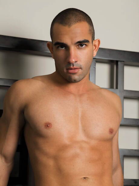 ブル・アンソニー・ケージがヌードでセクシーなお尻を披露