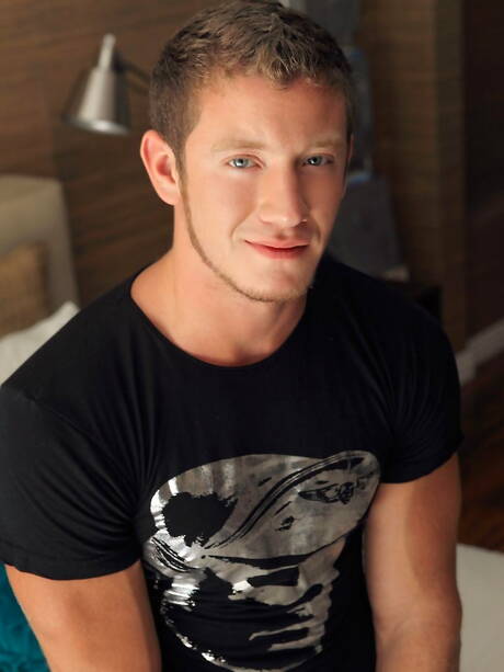 カナダの雄牛ジェイデン・タイラーがヌードでポーズを取り、引き締まったお尻を披露